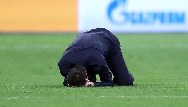 Vị chiến lược gia người Argentina đã quỳ xuống sân và bật khóc.