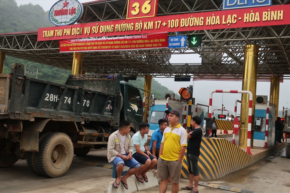 Người dân cản trở việc thu phí tại trạm BOT Hoà Lạc - Hoà Bình. Ảnh: ĐT