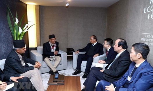 Thủ tướng Nguyễn Xuân Phúc gặp Thủ tướng Nepal KP. Sharma Oli bên lề Hội nghị Diễn đàn Kinh tế thế giới (WEF) Davos 2019. Ảnh: TTXVN