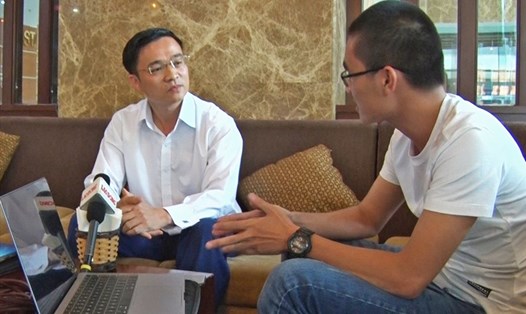 "Nhà báo quốc tế" Lê Hoàng Anh Tuấn (trái) trong cuộc trao đổi với PV Lao Động chiều 8.5.
