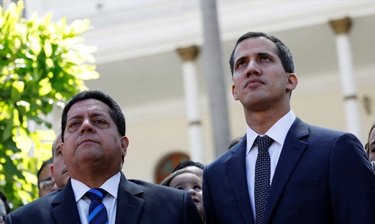 Ông Juan Guaido (phải) và ông Edgar Zambrano. Ảnh: Reuters