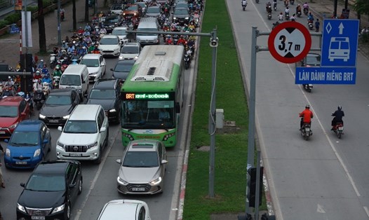 BRT được dành quá nhiều ưu ái, chiếm dụng hạ tầng giao thông lớn khiến tình trạng giao thông tại Hà Nội càng thêm ách tắc. Ảnh chụp chiều 8.5 tại nút giao Khuất Duy Tiến - Lê Văn Lương (Hà nội). Ảnh: HẢI NGUYỄN