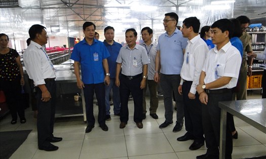 Đoàn đại biểu lãnh đạo LĐLĐ tỉnh, Huyện ủy, UNBD huyện, Ban giám đốc thăm phân xưởng và nhà ăn của CNLĐ. 