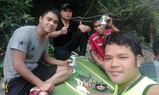 Các bạn trẻ đang khám phá thiên nhiên Húc Nghì (huyện Đak Rông, tỉnh Quảng Trị), giữa những ngày nắng nóng đây là địa điểm tuyệt vời nhất trong hành trình. Anh: Nhuoc Ho