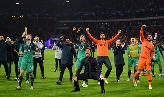 Màn ăn mừng chiến thắng của Tottenham.