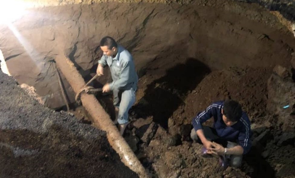 Hố "tử thần" xuất hiện gần cổng trường ĐH Bách Khoa Hà Nội. Ảnh: NN.