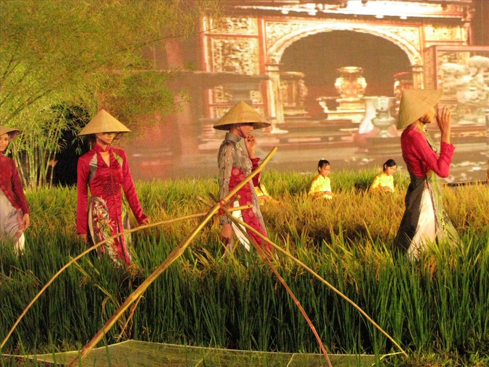 Dù Huế đã 20 năm tổ chức Festival, nhưng mọi thứ từ tổng đạo diễn, đạo diễn, sân khấu, ánh sáng, chuyên gia tổ chức sự kiện… cứ đến hẹn lại… đi thuê