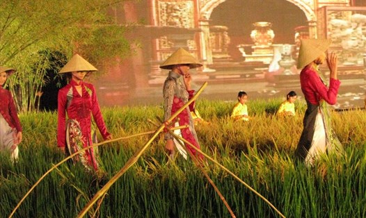 Dù Huế đã 20 năm tổ chức Festival, nhưng mọi thứ từ tổng đạo diễn, đạo diễn, sân khấu, ánh sáng, chuyên gia tổ chức sự kiện… cứ đến hẹn lại… đi thuê