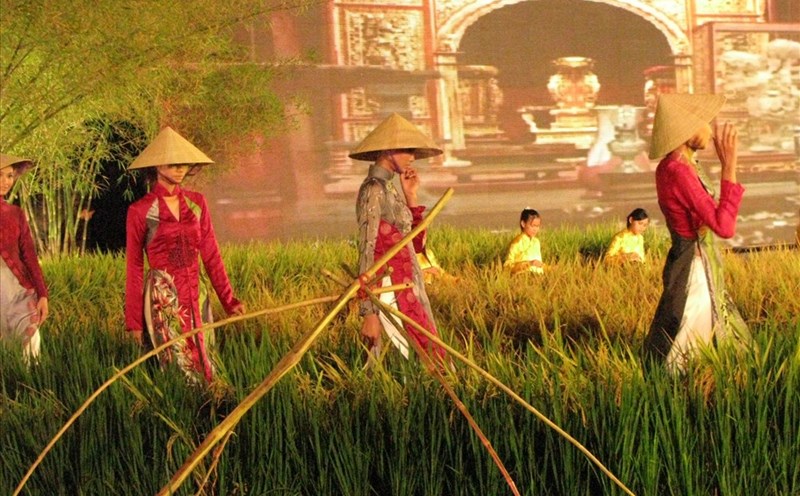 Dù Huế đã 20 năm tổ chức Festival, nhưng mọi thứ từ tổng đạo diễn, đạo diễn, sân khấu, ánh sáng, chuyên gia tổ chức sự kiện… cứ đến hẹn lại… đi thuê