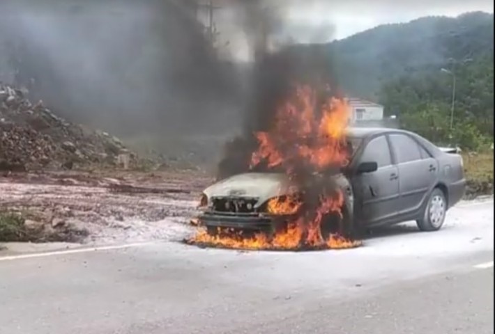 Xe ôtô bốc cháy dữ dội. Ảnh: NQT.