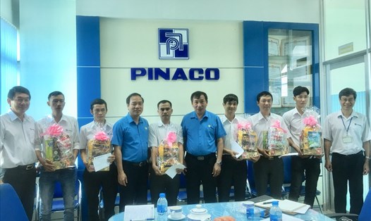 Các đồng chí Trần Quang Huy và Vũ Tiến Dũng tặng quà CNLĐ nhân dịp Tháng Công nhân 2019. Ảnh: X.T