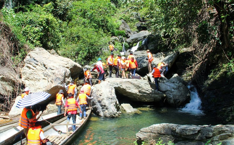 Khe lạnh chưa được nhiều người biết đến nên phong cảnh còn rất hoang sơ.