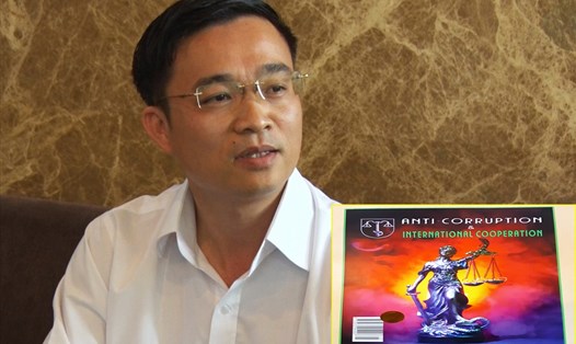 "Nhà báo quốc tế" Lê Hoàng Anh Tuấn và cuốn bìa tạp chí do ông này làm Tổng biên tập.
