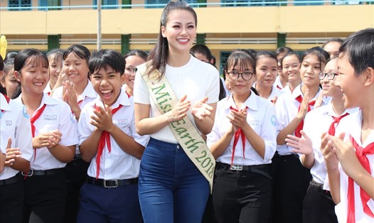 Hoa hậu Phương Khánh với các học sinh tỉnh Bến Tre.