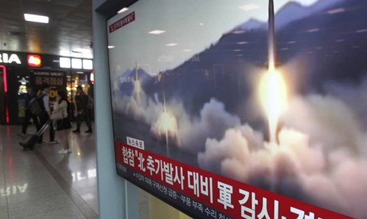Bản tin thời sự của Hàn Quốc nói về vụ phóng tên lửa của Triều Tiên hôm 4.5. Ảnh: Reuters