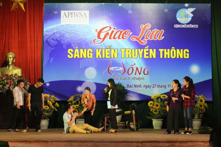 APIWSA phối hợp với Hội LHPN Việt Nam tuyên truyền đã uống rượu bia thì không lái xe.