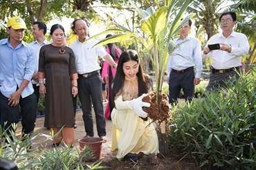 Hoa hậu Phương Khánh tham gia trồng cây, góp phần bảo vệ môi trường