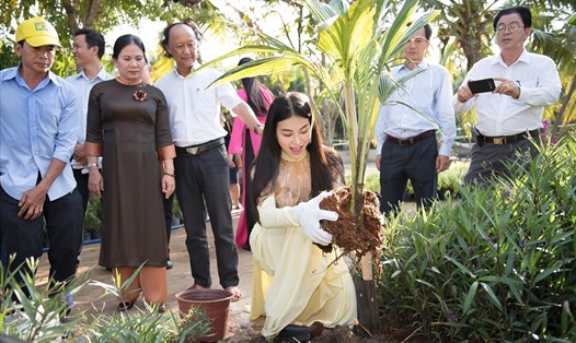 Hoa hậu Phương Khánh tham gia trồng cây, góp phần bảo vệ môi trường