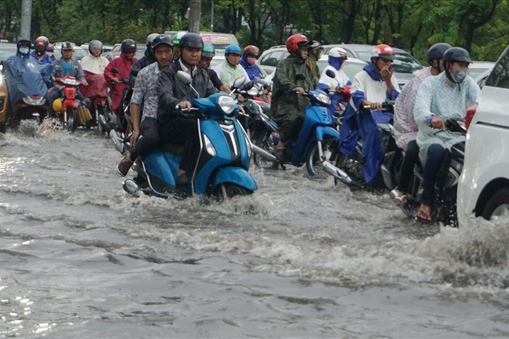 TPHCM bước vào mùa mưa, người dân lại khốn khổ vì ngập nước và kẹt xe