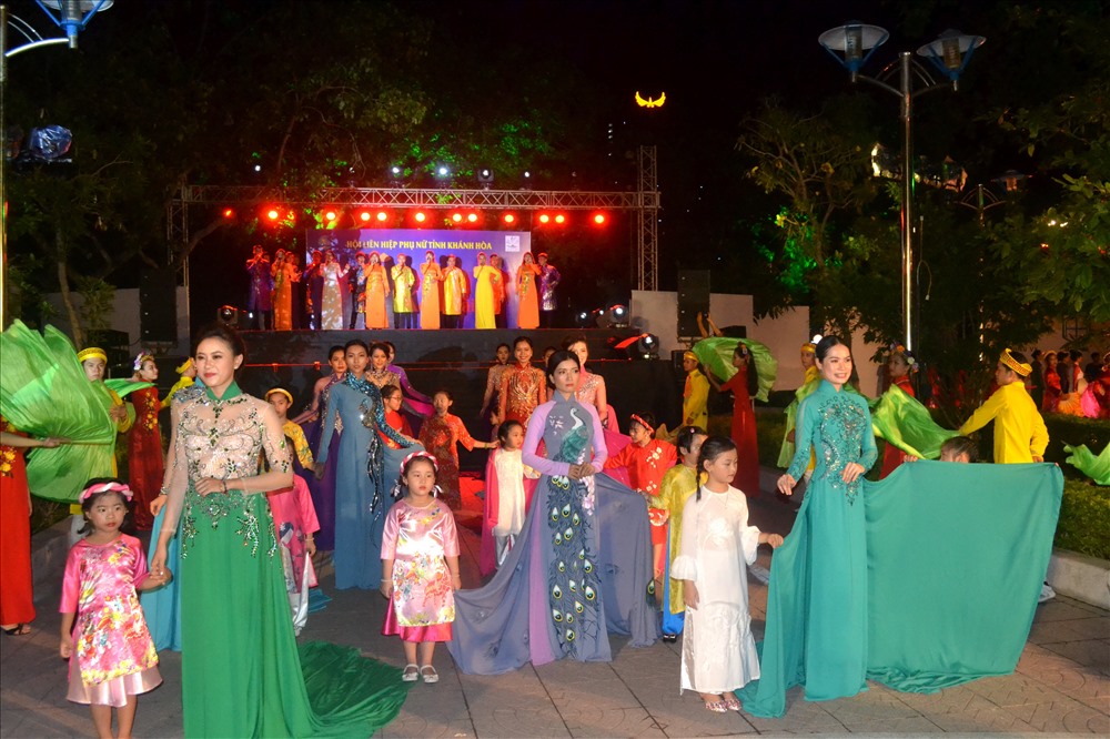 Những bộ sưu tập áo dài đặc sắc được trình diễn trong chương trình. Ảnh: Châu Tường