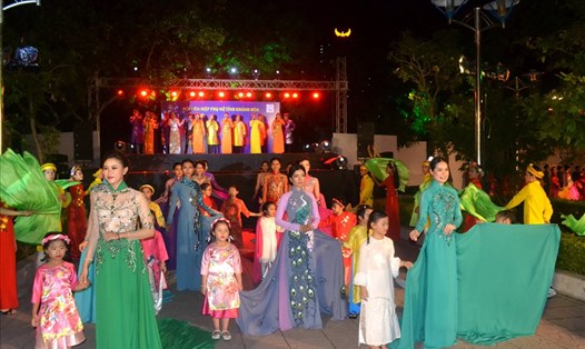 Những bộ sưu tập áo dài đặc sắc được trình diễn trong chương trình. Ảnh: Châu Tường