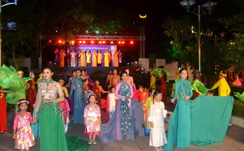 Những bộ sưu tập áo dài đặc sắc được trình diễn trong chương trình. Ảnh: Châu Tường