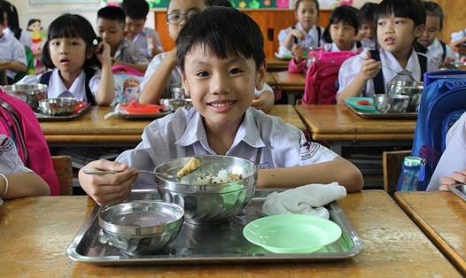 Bữa ăn học đường cân bằng dinh dưỡng và hợp lí giúp trẻ phát triển toàn diện về thể chất và trí tuệ.