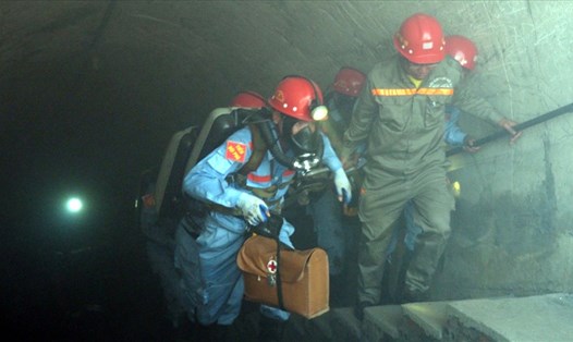 Một tình huống diễn tập cứu nạn thợ lò bị ngạt khí tại Trung tâm cấp cứu mỏ TKV. Ảnh: T.N.D