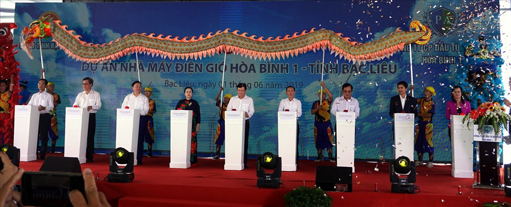 Phó Thủ tướng Trịnh Đình Dũng bấm nút khởi công Nhà máy Điện gió Hòa Bình 1. Ảnh: Nhật Hồ.