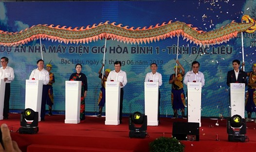 Phó Thủ tướng Trịnh Đình Dũng bấm nút khởi công Nhà máy Điện gió Hòa Bình 1. Ảnh: Nhật Hồ.