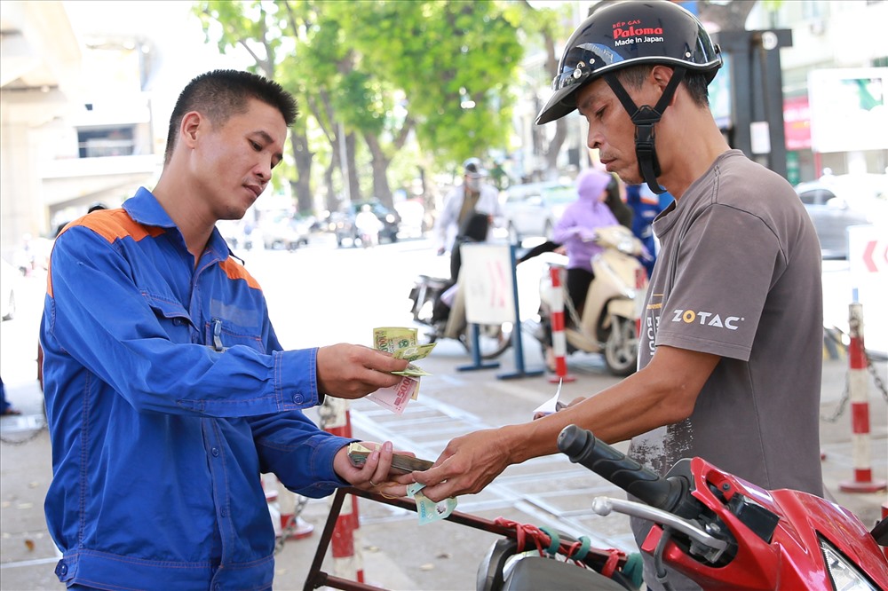 Giá xăng dầu tiếp tục giảm trong ngày 1.6. Ảnh Hải Nguyễn.