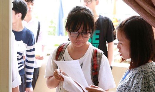 Học sinh làm thủ tục dự thi Kỳ thi vào lớp 10 THPT tại Hà Nội. Ảnh: Hải Nguyễn