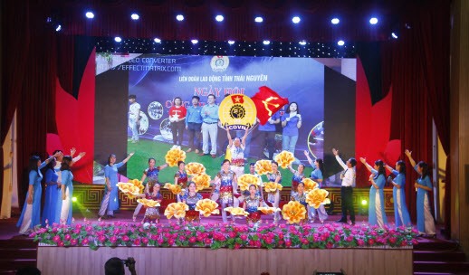 Một tiết mục văn nghệ tại liên hoan nghệ thuật CNVCLĐ do Công đoàn các KCN tỉnh Thái Nguyên tổ chức.