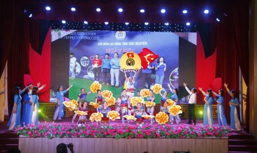 Một tiết mục văn nghệ tại liên hoan nghệ thuật CNVCLĐ do Công đoàn các KCN tỉnh Thái Nguyên tổ chức.