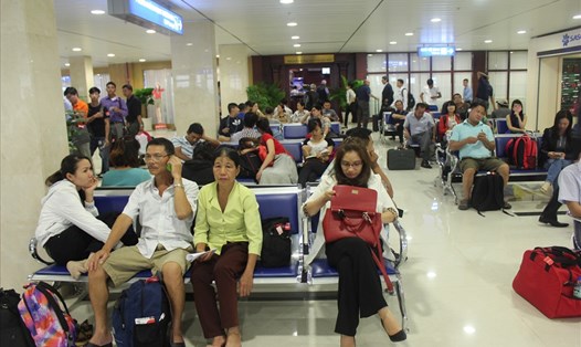 Hành khách đang ngồi đợi lên máy bay - ảnh Trần Phan