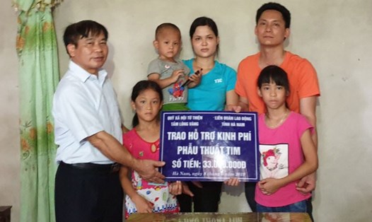 Đồng chí Phạm Văn Quý - Phó Chủ tịch LĐLĐ tỉnh Hà Nam trao hỗ trợ tới gia đình chị Nguyễn Thị Lý. Ảnh: PV