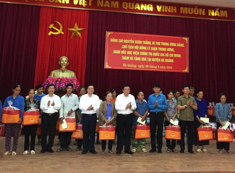 Quang cảnh buổi trao quà. Ảnh: C.L