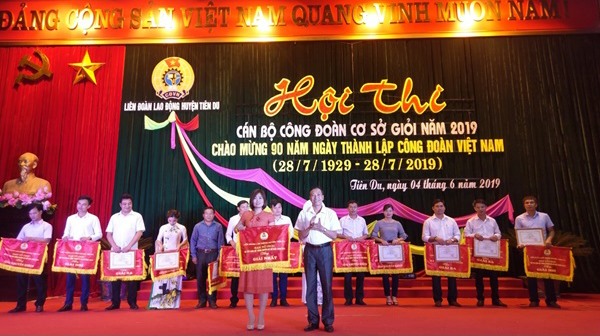 Ban Tổ chức trao giải cho các đội thi.