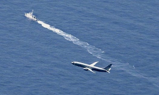 Tàu Nhật Bản và máy bay Mỹ tìm kiếm ở khu vực tiêm kích F-35A bị rơi hồi tháng 4. Ảnh: Reuters.