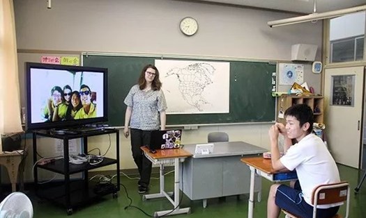 Một giáo viên nước ngoài được mời về để giảng dạy cho Arata.Ảnh: VTC News