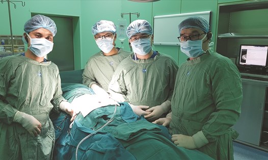 Các bác sĩ tiến hành phẫu thuật bơm xi măng sinh học cho bệnh nhân (ảnh: minh họa).
