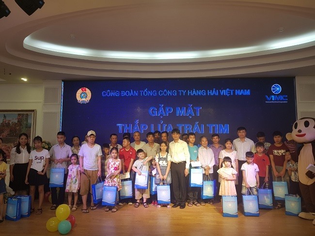 Cán bộ Công đoàn TCty Hàng hải Việt Nam tặng quà các cháu bị dị tật bẩm sinh. Ảnh: T.G