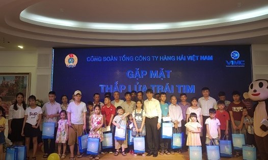Cán bộ Công đoàn TCty Hàng hải Việt Nam tặng quà các cháu bị dị tật bẩm sinh. Ảnh: T.G