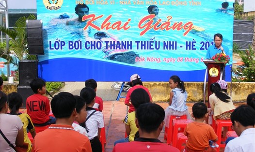 LĐLĐ Đắk Nông tổ chức các lớp dạy bơi miễn phí cho khoảng 300 học sinh. Ảnh: Quang Hùng