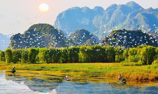 Lãnh đạo Bộ Tài nguyên và Môi trường trao bằng Công nhận khu Ramsar thứ 9 của Việt Nam cho UBND tỉnh Ninh Bình.