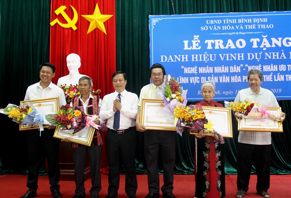 Các Nghệ nhân được trao tặng Nghệ nhân Ưu tú.