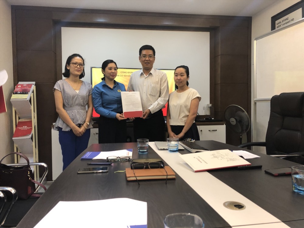 BCH CĐ Cty nhận quyết định thành lập CĐCS.