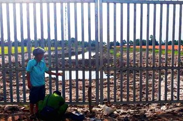Hố sâu phía sau cổng rào này là nơi 3 trẻ đã đuối nước ở Kiên Giang. Ảnh: LT.