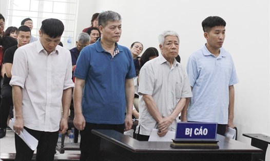 Các bị cáo tại phiên tòa chiều 11.6. Ảnh Trần Vương
