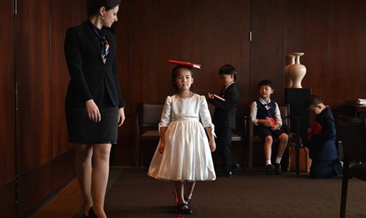 Một bé gái Trung Quốc học cách đi lại trong lớp học lễ nghi dành cho con nhà giàu ở Thượng Hải. Ảnh: AFP.